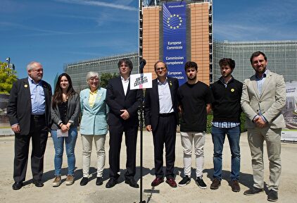 Los candidatos al Parlamento Europeo de JxCat, liderados por Puigdemont y acompañados por Torra. | EFE