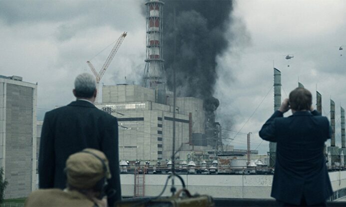 La central ardiendo en un fotograma de la serie |  HBO