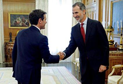 Albert Rivera saluda al Rey, este jueves en La Zarzuela. | EFE