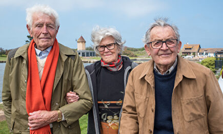 Gerard Verdonk y Margueritte y Remi Cassigneul, posan cerca de Juno Beach. | C.Jordá