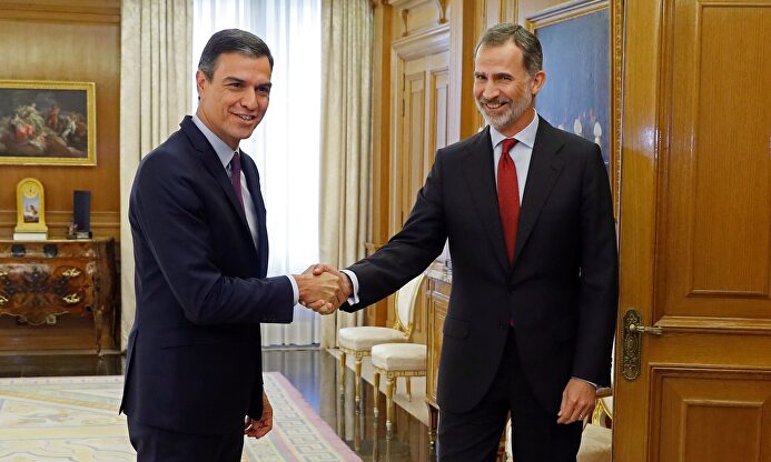 El Rey saluda a Pedro Sánchez en Zarzuela. |  EFE