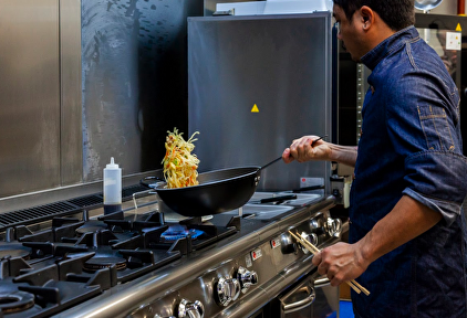 Chef en una de las `cocinas fantasma´ de la central de Deliveroo en Madrid | Libertad Digital