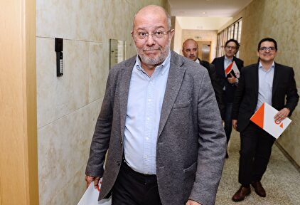 Francisco Igea con el equipo negociador en Castilla y León | EFE