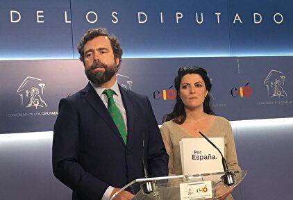 Iván Espinosa de los Monteros y Macarena Olona, en rueda de prensa desde el Congreso | Vox