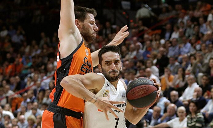 Facu Campazzo, en acción ante Van Rossom. | EFE