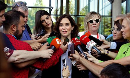 Isabel Díaz Ayuso, atendiendo a los medios en una imagen reciente | EFE