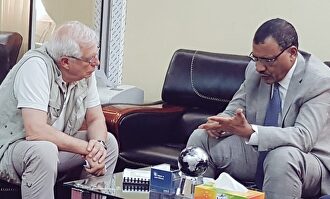 Borrell con el ministro del Interior de Níger, Mohamed Bazoum | @JosepBorrellF