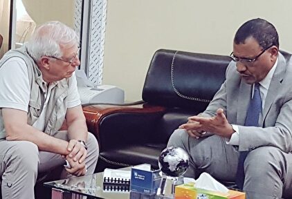 Borrell con el ministro del Interior de Níger, Mohamed Bazoum | @JosepBorrellF
