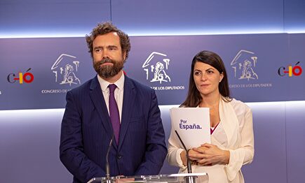 Iván Espinosa de los Monteros y Macarena Olona en rueda de prensa desde el Congreso | Vox