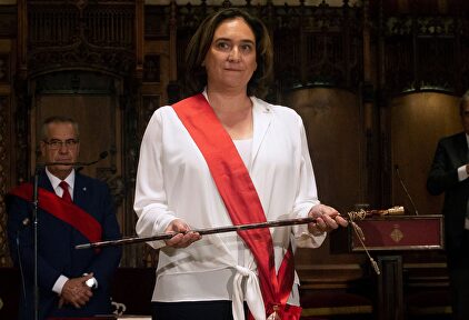 Ada Colau, con el bastón de mando tras haber sido reelegida. | EFE