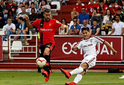 Jugadores del RCD Mallorca y Albacete durante el partido | EFE