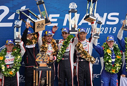 Fernando Alonso vuelve al alzarse como campeón en las 24 horas de Le Mans. | EFE