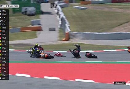 Aparatoso accidente en el GP de Cataluña de motos: Lorenzo cae y otros tres pilotos al suelo