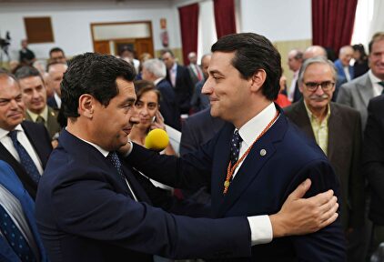 El presidente de la Junta de Andalucía, Juanma Moreno, felicita al recién elegido alcalde de Córdoba, José María Bellido. | EFE