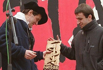 El etarra Josu Ternera y su hijo con una escultura de ETA | EFE