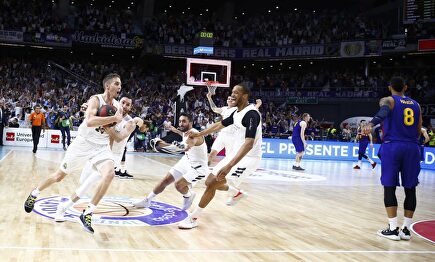 Jaycee Carroll (con el balón) celebra con sus compañeros el triple de la victoria del Real Madrid | ACB Photo / Emilio Cobos