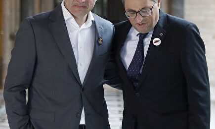 El líder de ERC en el Parlamento catalán, Sergi Sabrià junto al presidente Quim Torra | EFE
