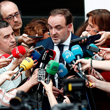 Esparza atiende a los medios de comunicación. |  EFE