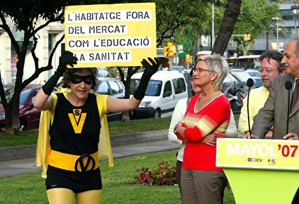 Ada Colau en su época de escracheadora, vestida de abeja `SuperVivienda´ | PAH