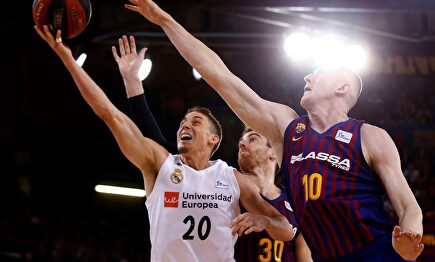 Jaycee Carroll, en acción ante Smits y Víctor Claver. | EFE