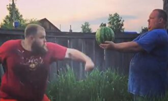 Así entrena el campéon mundial de bofetadas: partiendo sandías