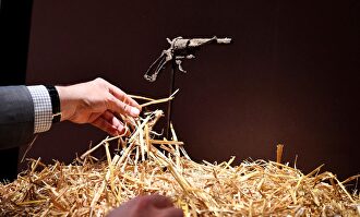 Vista del revólver de 7mm que presuntamente usó el pintor holandés Vincent van Gogh para suicidarse. | EFE