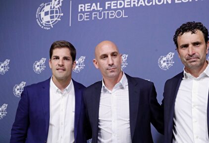 Luis Rubiales (c), junto a Robert Moreno (i) y José Francisco Molina. | EFE