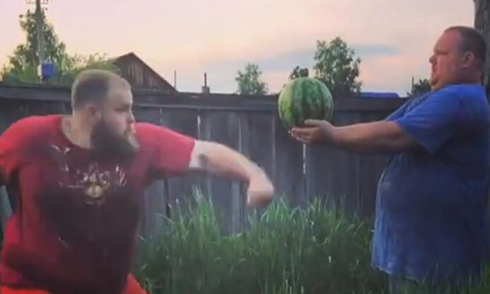Así entrena el campéon mundial de bofetadas: partiendo sandías