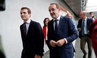 Pablo Casado junto a Javier Esparza en Pamplona. | EFE