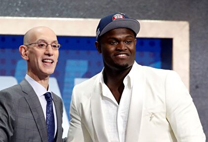 Zion Williamson (d), junto al comisionado de la NBA, Adam Silver. | EFE