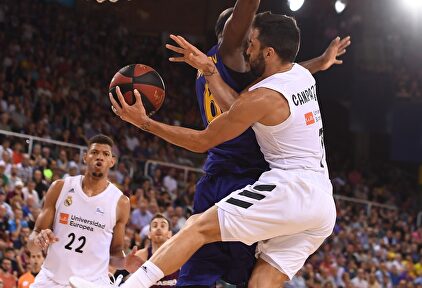 Campazzo asiste a Tavares ante la oposición de Singleton | ACB Photo / D. Grau