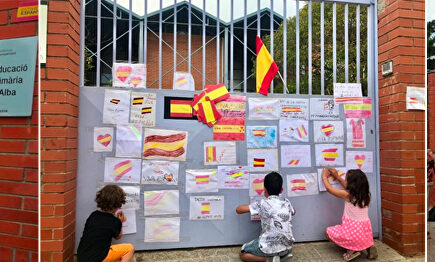 Banderas de España en la puerta del colegio | Dolça Catalunya