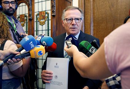 El presidente de Melilla, Eduardo de Castro, atiende a los medios. | EFE