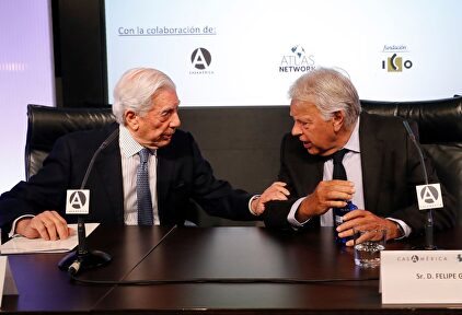 Mario Vargas Llosa y Felipe González se saludan durante el XII Foro Atlántico | EFE