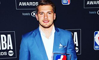 Luka Doncic, con su trofeo como Rookie del año. | NBA