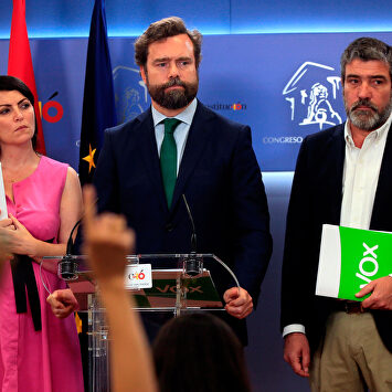 Olonba, Espinosa de los Monteros y Cabanas en una rueda de prensa en el Congreso. |  EFE