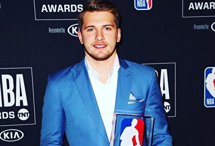 Luka Doncic, con su trofeo como Rookie del año. | NBA