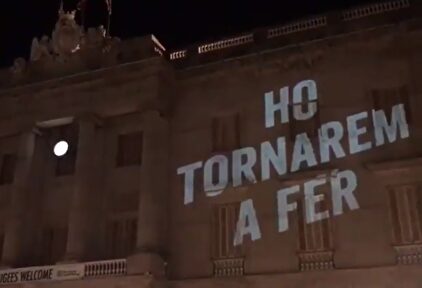 Ómnium proyecta su lema en la fachada del consistorio barcelonés | Twitter: @ElJudici