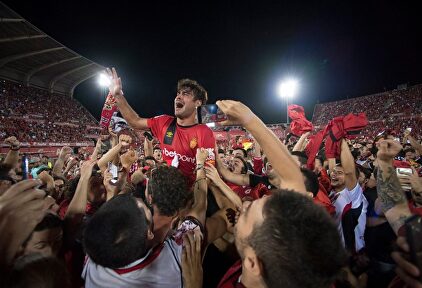 Abdón Prats, celebrando el ascenso del Mallorca sobre el césped de Son Moix. | Twitter