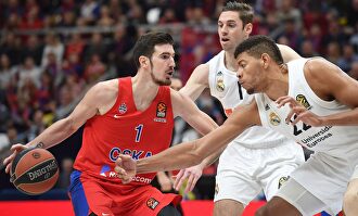 Nando de Colo (1) protege el balón ante Causeur y Tavares en un partido ante el Real Madrid | Cordon Press