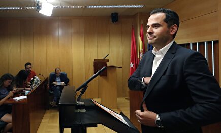 El líder de Ciudadanos en Madrid, Ignacio Aguado, este miércoles en la Asamblea de Vallecas. | EFE