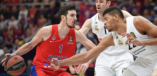 Nando de Colo (1) protege el balón ante Causeur y Tavares en un partido ante el Real Madrid | Cordon Press