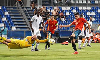 Marc Roca anota el segundo tanto de España. | EFE