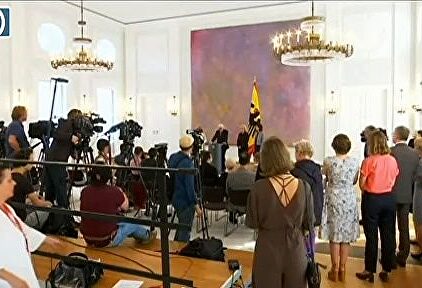 Regresan los temblores de Angela Merkel durante un acto oficial