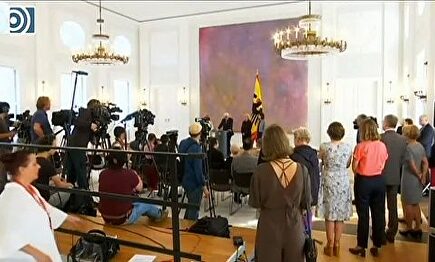 Regresan los temblores de Angela Merkel durante un acto oficial