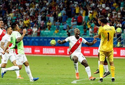 Los jugadores de Perú celebran la clasificación para semifinales de la Copa América. | EFE