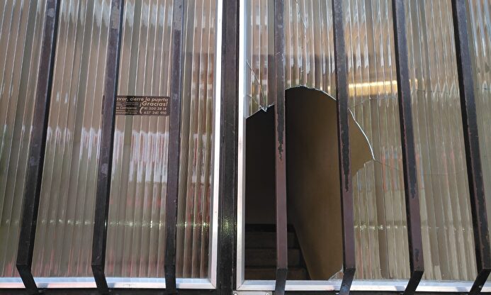 Puerta rota por los okupas de la entrada del bloque del matrimonio afectado | Libertad Digital