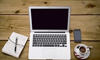 Un ordenador en una mesa de trabajo. | Pxhere