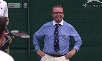 Los peligros de Wimbledon: saque y pelotazo en la cara