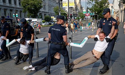 La policía tuvo que retirar ayer a los activistas de la calzada | EFE